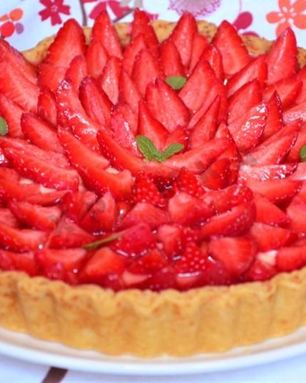 Песочный пирог с клубникой