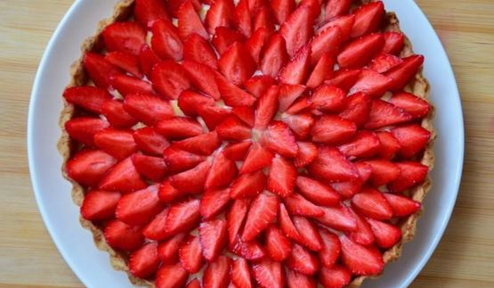 песочный пирог с клубникой