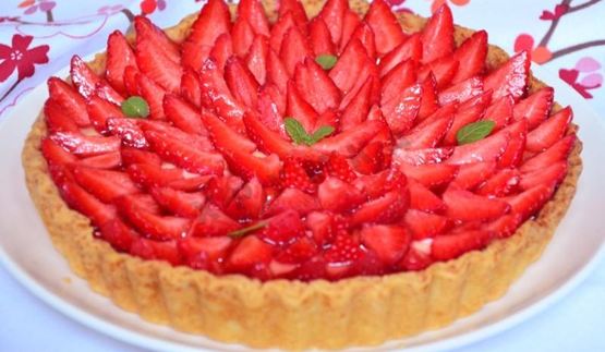 песочный пирог с клубникой