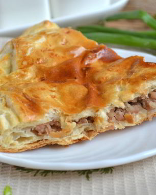 Пирог мясной из слоеного теста