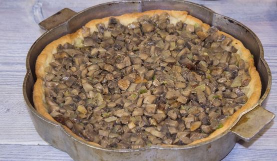 пирог с грибами и сыром