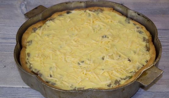 пирог с грибами и сыром