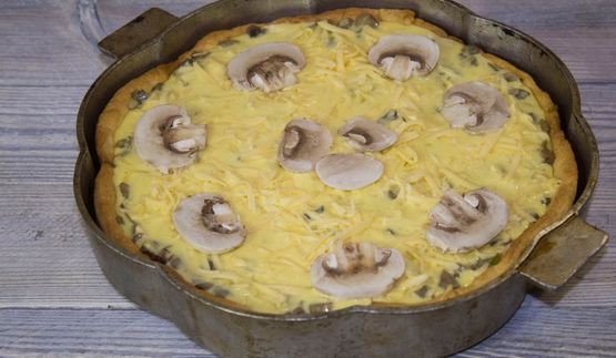 пирог с грибами и сыром