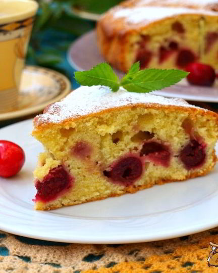 Рецепт пирога с вишней и клубникой