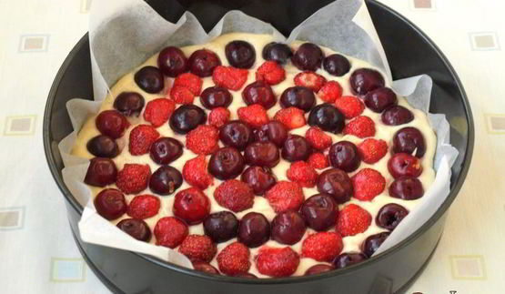 пирог с вишней и клубникой