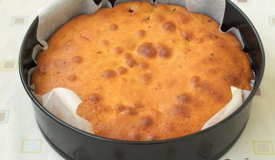 пирог с вишней и клубникой