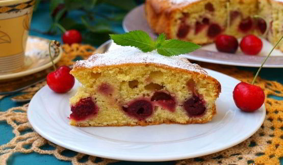 пирог с вишней и клубникой