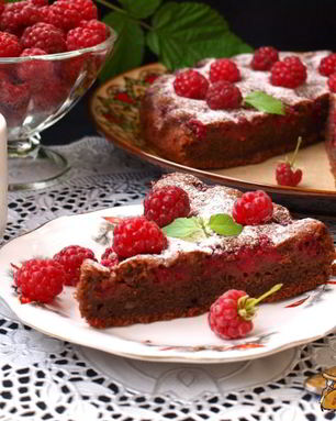 Шоколадный пирог с малиной