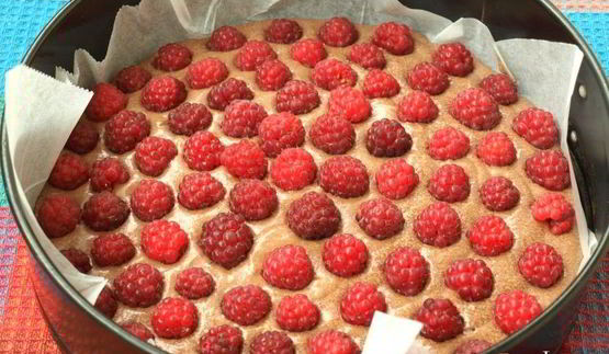 шоколадный пирог с малиной