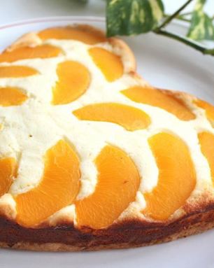 Творожный пирог с персиками