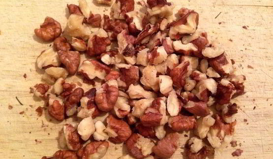 тыквенный пирог с орехами, шоколадом и соленой карамелью