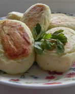 Картофельно-творожные пирожки с зеленью и яйцом