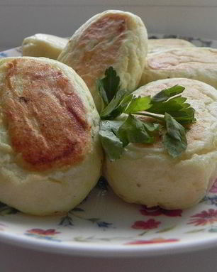 Картофельно-творожные пирожки с зеленью и яйцом