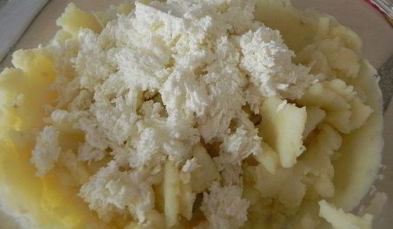 картофельно-творожные пирожки с зеленью и яйцом