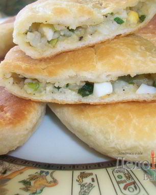 Пирожки из дрожжевого теста с яйцом, луком и рисом