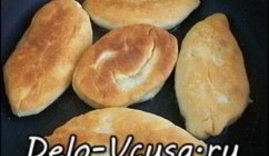 пирожки из дрожжевого теста с яйцом, луком и рисом