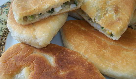 пирожки из дрожжевого теста с яйцом, луком и рисом