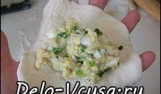 пирожки из дрожжевого теста с яйцом, луком и рисом