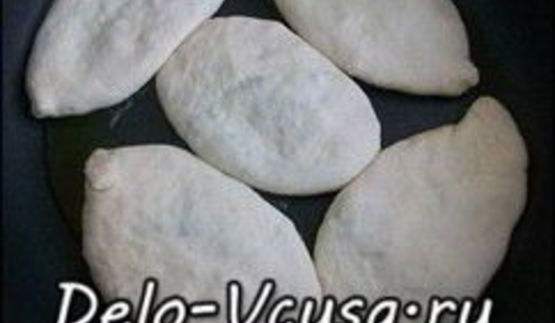 пирожки из дрожжевого теста с яйцом, луком и рисом