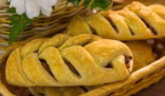 пирожки из слоеного теста с капустой, беконом и фаршем