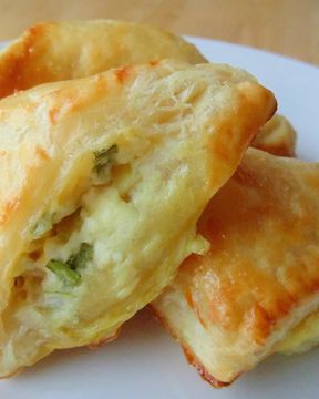 Пирожки с брынзой из готового слоеного теста