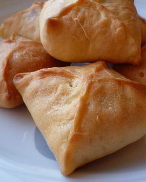 Пирожки с вкусом пиццы из ленивого дрожжевого теста