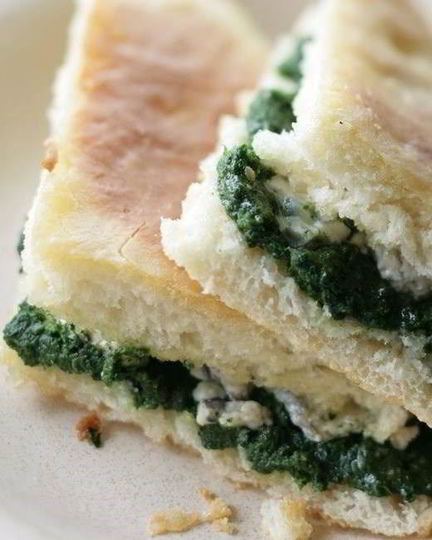 Рецепт пирожков со шпинатом и голубым сыром