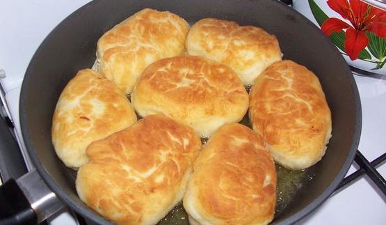 пирожки жареные с картошкой и куриной печенкой