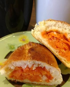 Сладкие пушистые дрожжевые пирожки с начинкой из моркови