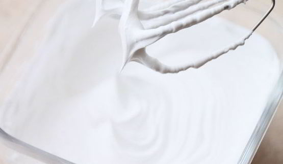 кокосово-клубничное пирожное