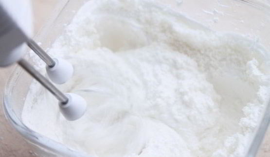 кокосово-клубничное пирожное