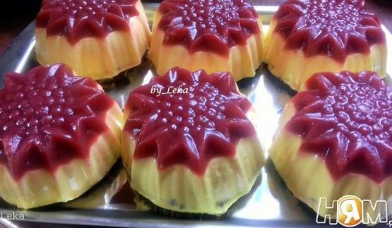 муссовое пирожное с персиком и смородиной