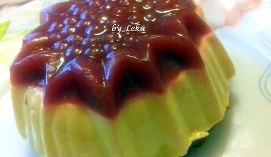 муссовое пирожное с персиком и смородиной