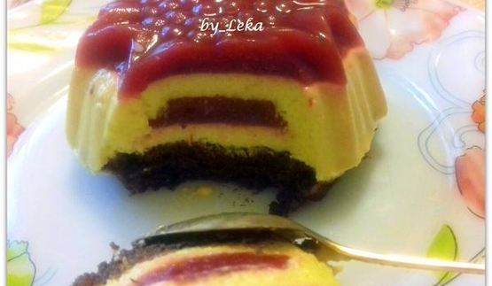 муссовое пирожное с персиком и смородиной