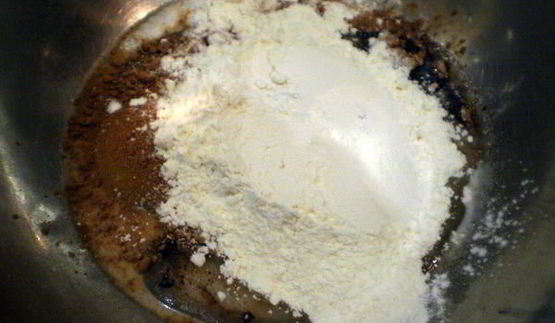 муссовое пирожное с персиком и смородиной