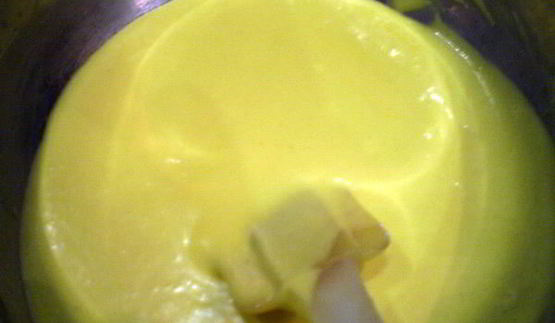 муссовое пирожное с персиком и смородиной