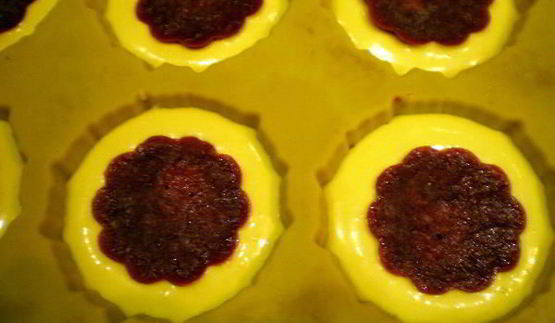 муссовое пирожное с персиком и смородиной