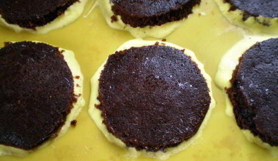 муссовое пирожное с персиком и смородиной