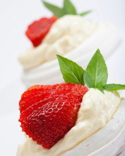 Рецепт пирожных безе с клубникой