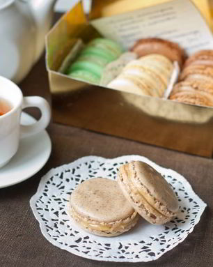 Пирожные макарон с чаем Эрл Грей и соленой карамелью