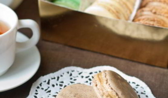 пирожные макарон с чаем эрл грей и соленой карамелью