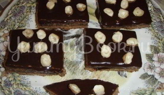 шоколадное пирожное с орехами