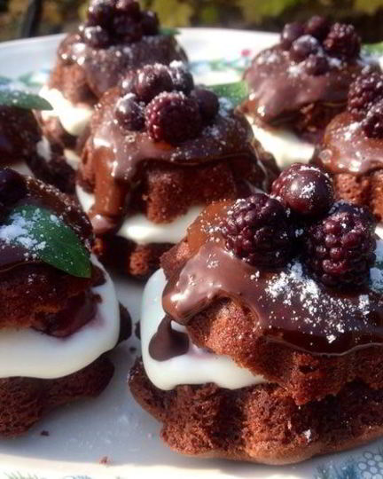 Рецепт шоколадных пирожных с вишней