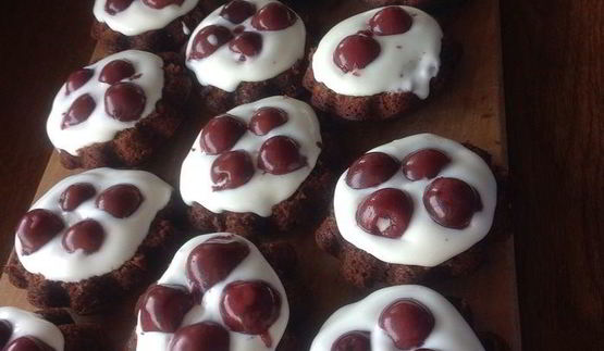 шоколадные пирожные с вишней