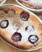 Сливочное пирожное с вишней