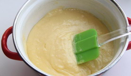 сливочное пирожное с вишней