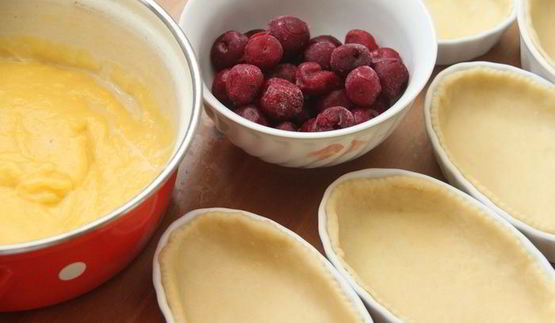 сливочное пирожное с вишней