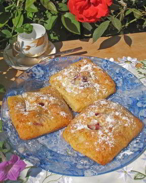 Творожные пирожные с вишней