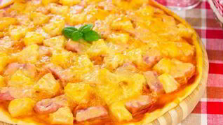 Пицца с ананасами