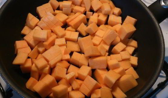 пицца из ржаной муки с тыквенным соусом и хамоном